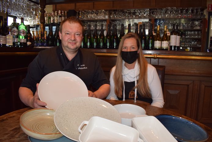 Filip Meul en Nathalie de Schrijver van brasserie ‘t Poldershuis in Moerbeke-Waas geven hun takeaway uitsluitend mee op porseleinen borden.