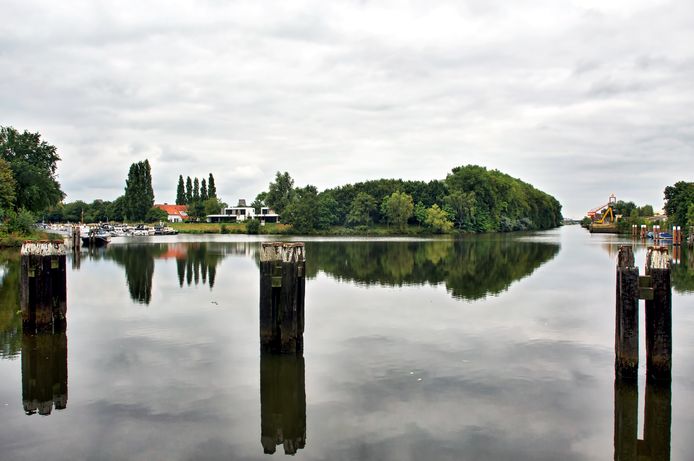 De zwaaikom in Oosterhout gezien vanaf de Wilhelminalaan, met links in beeld de jachthaven, en daar achter de Korenbocht, waar gebouwd wordt.