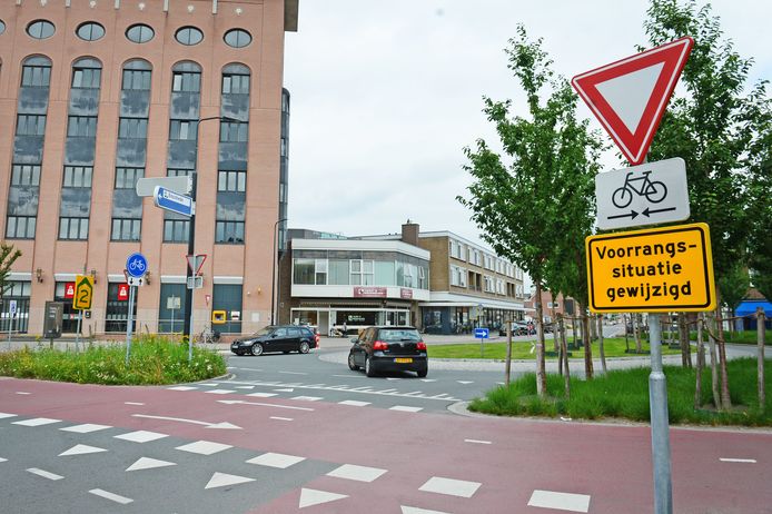 Een automobilist, komende uit de Deurningerstraat, slaat linksaf de Raiffeisenstraat in. En dat mag niet.