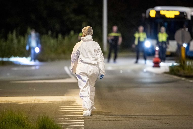 Politie doet onderzoek aan de Langbroekdreef in Amsterdam, waar een beschoten auto tegen de gevel is aangereden Beeld ANP