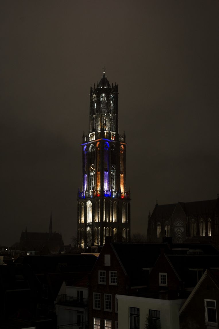 De Domtoren werd verlicht in de kleuren van de Franse vlag uit medeleven met de slachtoffers van de aanslagen in Parijs Beeld anp
