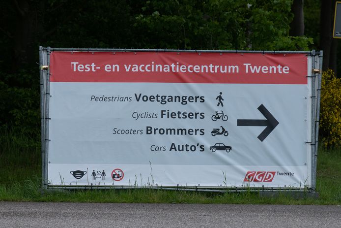 Het bord dat bezoekers de weg wijst bij de test- en vaccinatiestraat op het UT terrein.