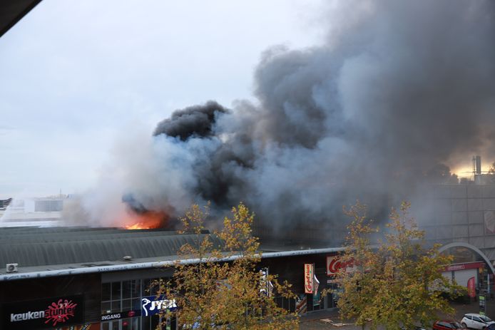 Boven de panden is veel rook te zien.