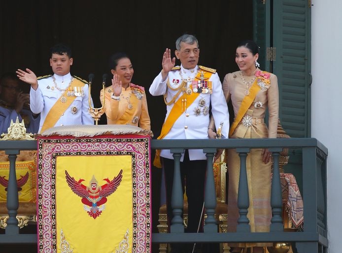 La famille royale thaïlandaise: le roi Rama X, la reine consort, Suthida Tidjai (à droite), 4e épouse du roi, la princesse Bajrakitiyabha et le prince Dipangkorn Rasmijoti (à gauche)
