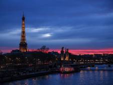 Une seconde tour Eiffel apparaît à Paris