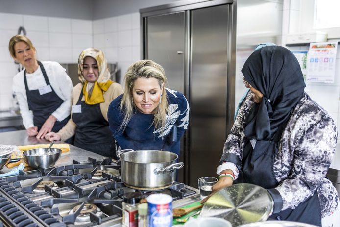 Koningin Máxima in de keuken met betrokkenen van Moedercentrum Maximina, een ontmoetingsplaats voor vrouwen met verschillende achtergronden.
