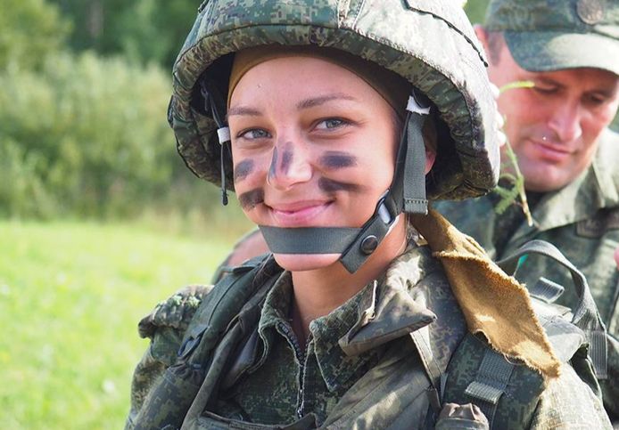 Een vrouwelijke soldaat in het Russische leger.
