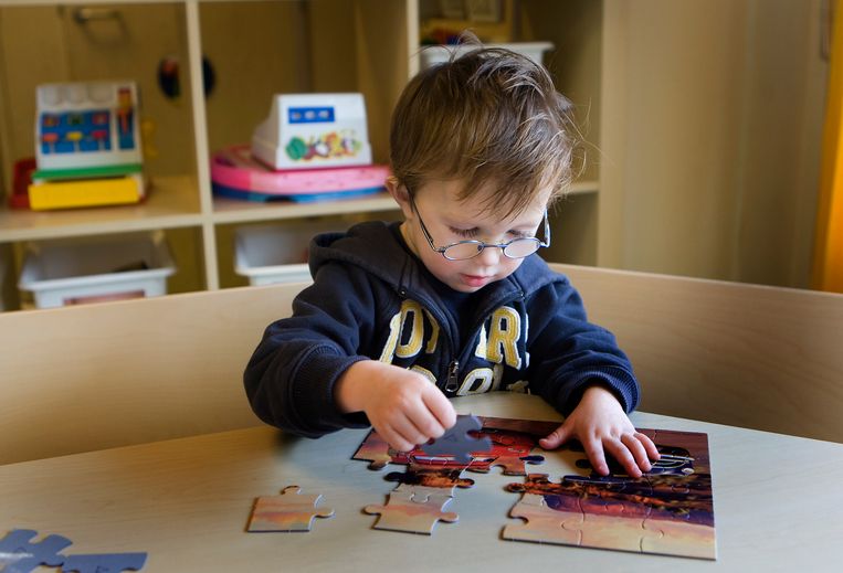 Een jongetje speelt met een legpuzzel in kinderdagverblijf De Blokkendoos in Uithoorn.  Beeld ANP XTRA