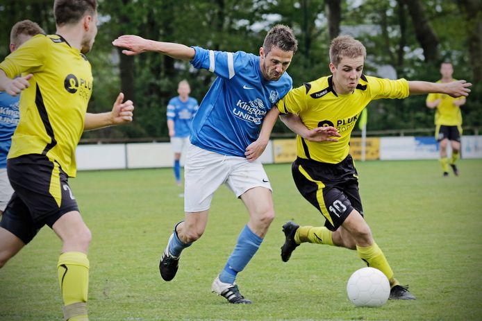 Handel-aanvoerder Peter van den Bosch (links) in duel met Boekel Sport-speler Guus Goossens.