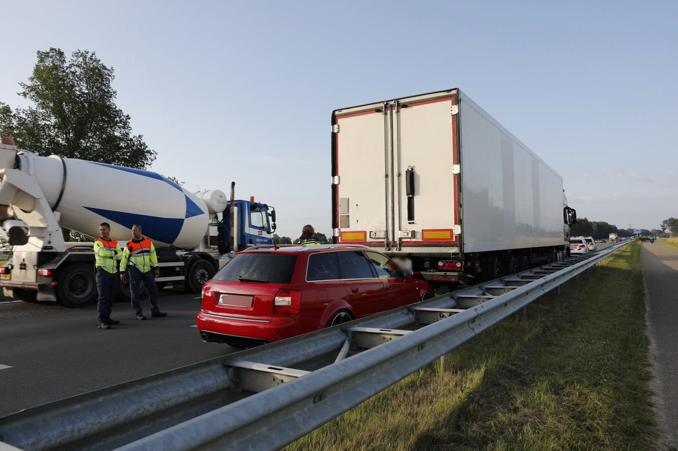 Auto en vrachtwagen botsen op A17 bij Oud Gastel, bestuurder gewond