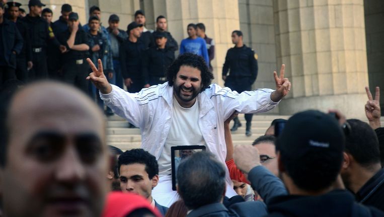 De prominente Egyptische blogger Alaa Abdel Fattah omringd door supporters in maart 2013 na zijn vrijlating. Beeld AP