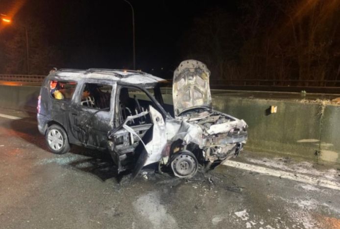 De auto brandde volledig uit na het manoeuvre