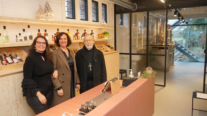 De zussen Maria en Esmeralda Verhofstede met hun oom Christiaan in de vernieuwe winkel die uitkijkt op de stokerij.