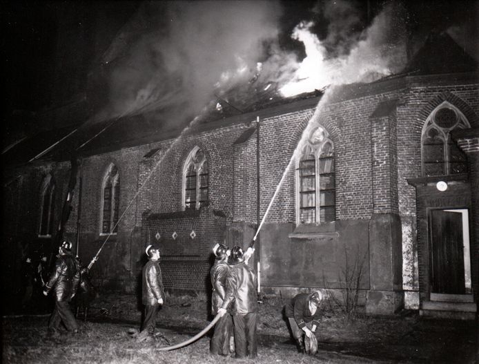 Op 29 december 1958 werd de kerk in Son door brand verwoest.