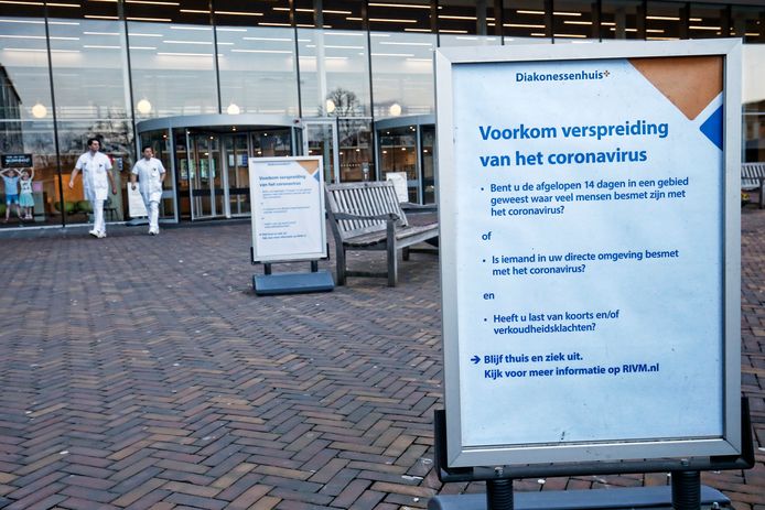 Richting de ingang van het Diakonessenhuis staan meerdere borden met informatie over verspreiding van het coronavirus.