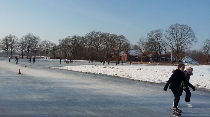 Schaatsen op de ijsbaan, die zich bevindt op het Eibergse sportpark De Bijenkamp.