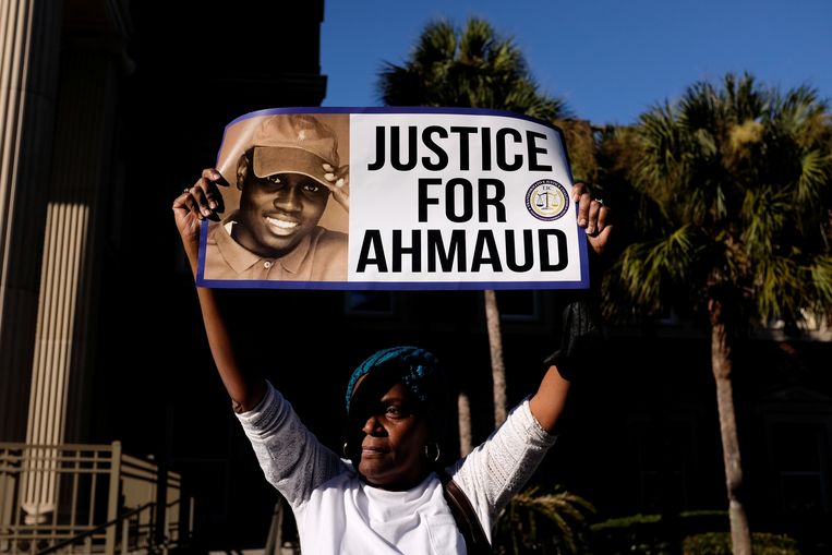 Een vrouw vraagt om gerechtigheid voor de dood van Ahmaud Arbery op het moment dat de jury haar oordeel uitsprak in november vorig jaar.  Beeld REUTERS