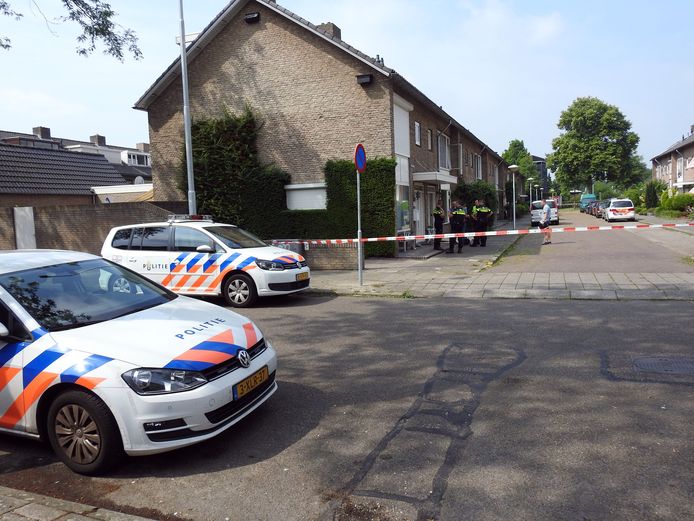 Een huis in een woonwijk waar een drugslaboratorium is aangetroffen. De chemische stoffen die gebruikt worden bij de productie van drugs, leveren gevaar op voor de buurt.