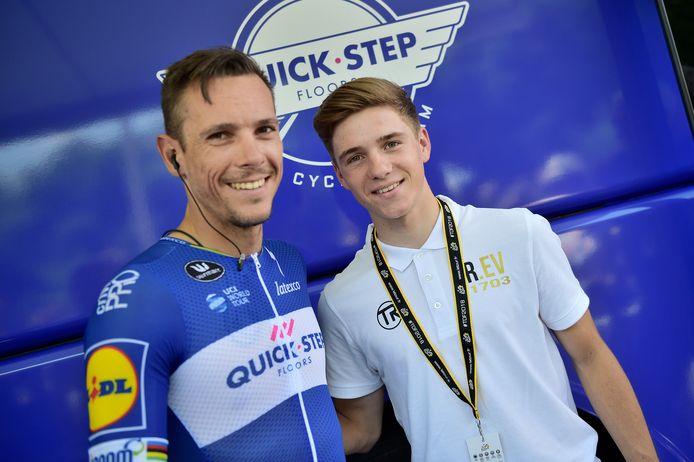 Evenepoel bezocht zijn toekomstig ploeggenoten van QuickStep in de Tour de France. Hier poseert hij met Philippe Gilbert.