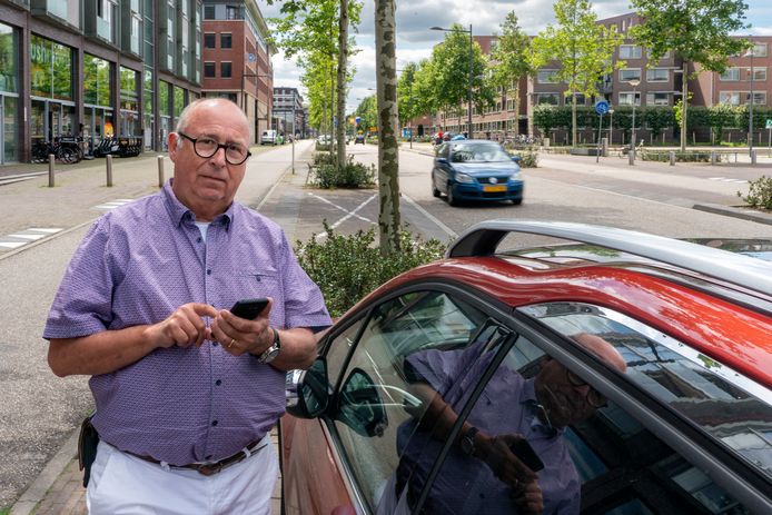 Fons Brenninkmeijer heeft kritiek op de digitale parkeerregeling van de gemeente Den Bosch.