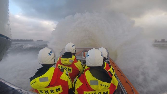 KNRM Dordrecht in actie tijdens de zware westerstorm.