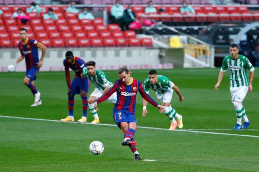 Barcelona's Antoine Griezmann, center, misses a penalty during the Spanish La Liga soccer match between FC Barcelona and Betis at the Camp Nou stadium in Barcelona, Spain, Saturday, Nov. 7, 2020. (AP Photo/Joan Monfort)