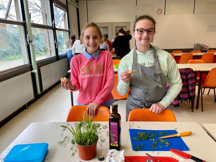 Elize (links) en Anna (rechts) met een toastje met veggie spread