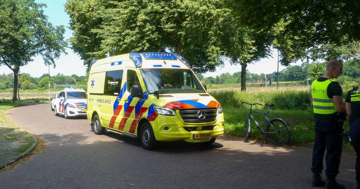 Fietser gewond bij aanrijding in Enschede, fiets breekt in twee delen.