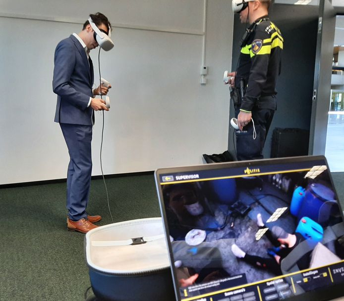 Gedeputeerde Stijn Smeulders zet met een VR-bril op zijn hoofd zijn eerste stappen in een ontploft drugslaboratorium.