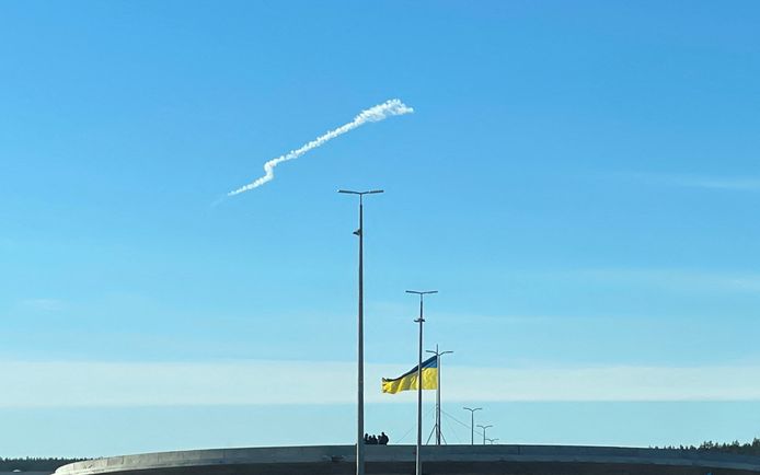 Een raketspoor in de lucht nabij Kiev.
