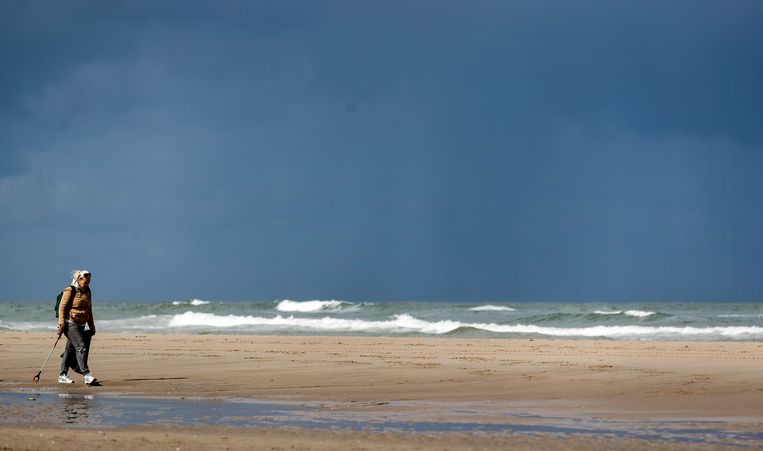 Vrijwilligers maken met Stichting De Noordzee de Nederlandse Noordzeekust schoon.  Beeld Hollandse Hoogte /  ANP