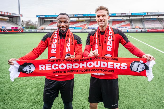 Lorenzo Piqué en Rick Stuy van den Herik hebben eigen sjaals gekregen omdat ze de meeste wedstrijden voor TOP Oss hebben gespeeld.