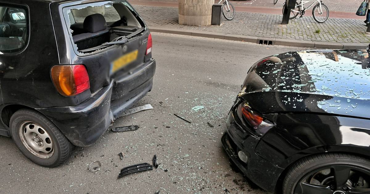 Twee auto’s betrokken bij kop-staartbotsing in centrum van Tilburg.