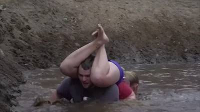 Je vrouw door de modder slepen voor 10 kratjes bier