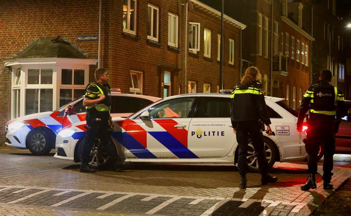 Agenten in de Bossche Peellandstraat. Vorige week donderdag werd even verderop een voortvluchtige man aangehouden in de kelderbox van een flat.