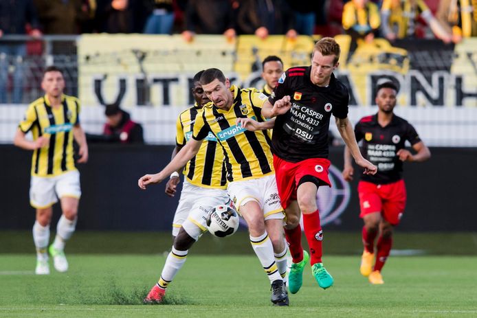 Arnold Kruiswijk in duel met Excelsior-aanvaller Mike van Duinen (r).