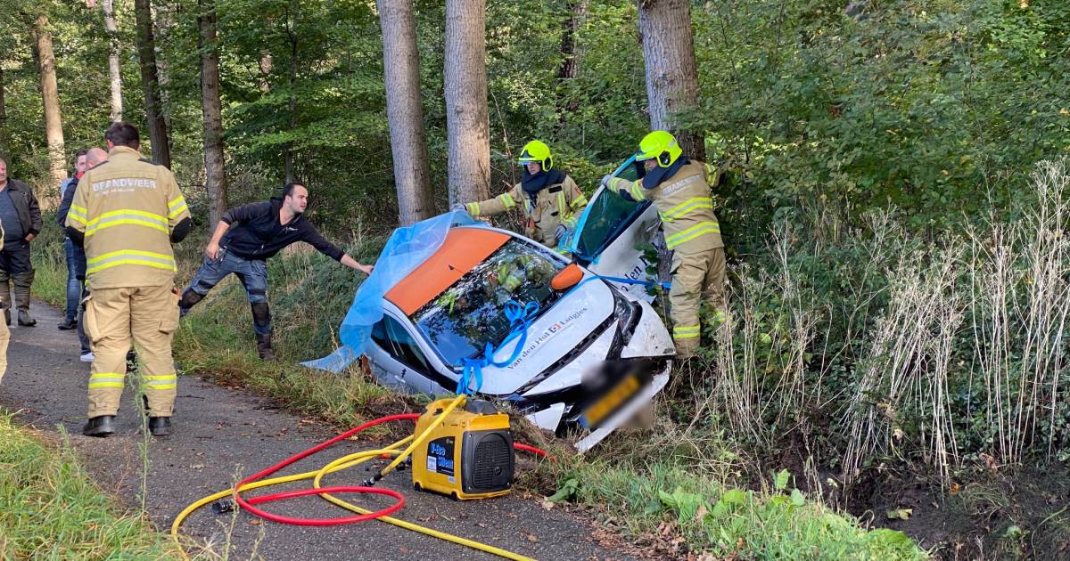 Gewonde moet uit auto in berm bevrijd worden na ongeluk in Nijkerk.