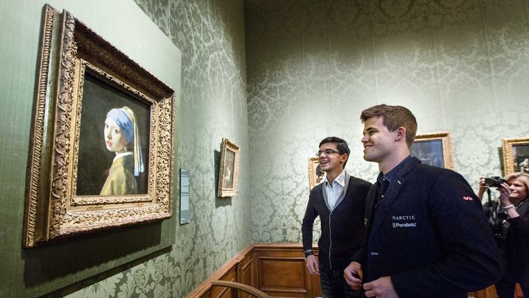 Schaakgrootmeesters Anish Giri (l) en Magnus Carlsen tijdens een bezoek aan het Mauritshuis, gisteren Beeld anp