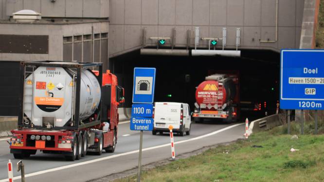 Defecte vrachtwagen aan Beverentunnel: 20 minuten file in beide richtingen