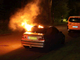 Geparkeerde auto brandt volledig uit in Apeldoorn