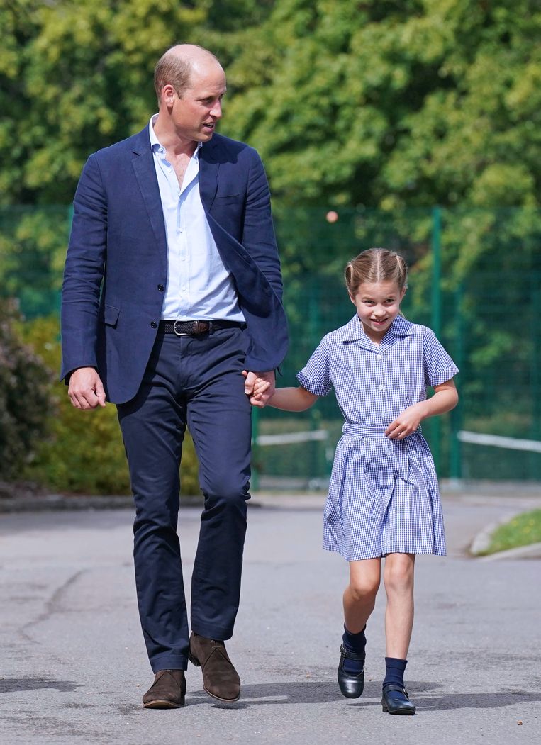 Prinses Charlotte hand in hand met paps Beeld BrunoPress/Newspix