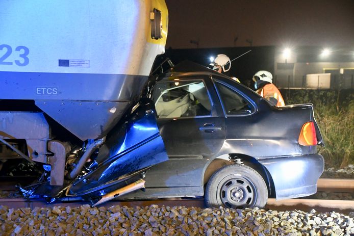 De kleine Volkswagen verdween voor de helft onder de voorzijde van de trein, nadat het voertuig was gegrepen op de overweg aan de Burgerleenstraat in Koolskamp.