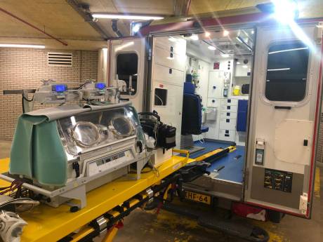 Man brengt leven te vroeg geboren baby’tje in gevaar door ambulancepersoneel nodeloos op te houden