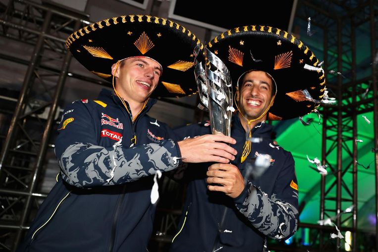 Max Verstappen viert samen met zijn Australische teamgenoot Daniel Ricciardo, die na de tijdstraf voor Sebastian Vettel doorschoof naar de derde plek. Beeld afp