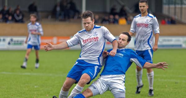 Waspik-spelers vallen bij bosjes neer: keeper en veldspeler wachten samen op ambulance.