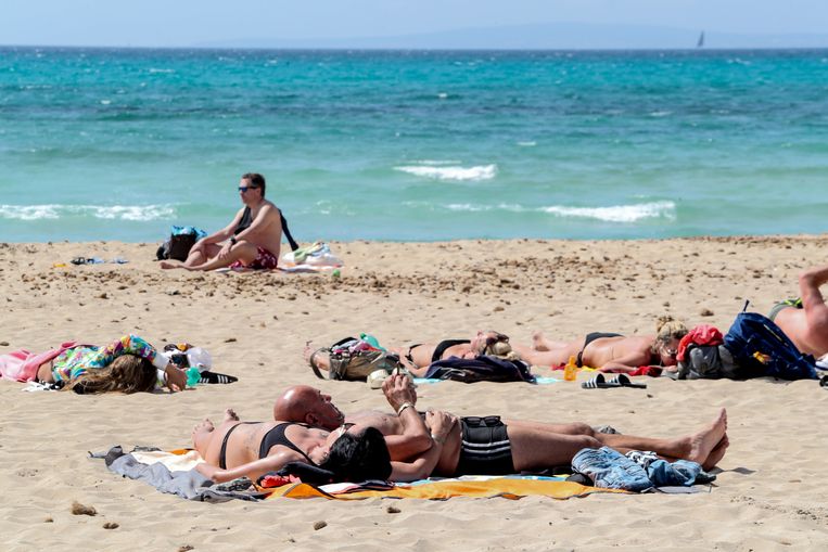 Duitse toeristen op Mallorca. Beeld Pieter-Jan Vanstockstraeten / Photonews