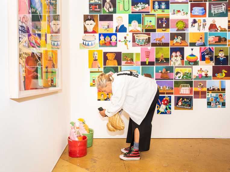 De stand van galerie Cokkie Snoei, op de grond keramiek van Koos Buster, aan de muur stillevens van Erik Mattijssen. Beeld Simon Lenskens