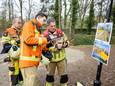 Brandweerpersoneel overlegt nadat op een camping in Dalfsen vermoedelijk drugsafval is gevonden. Op foto’s voor de plaats delict zien ze dat het water geel is. Extra voorzichtigheid is geboden.