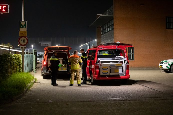 Politie en brandweer doen onderzoek naar de drugscaravan met afval in Roosendaal.