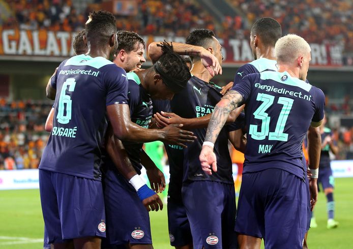 PSV viert een treffer.